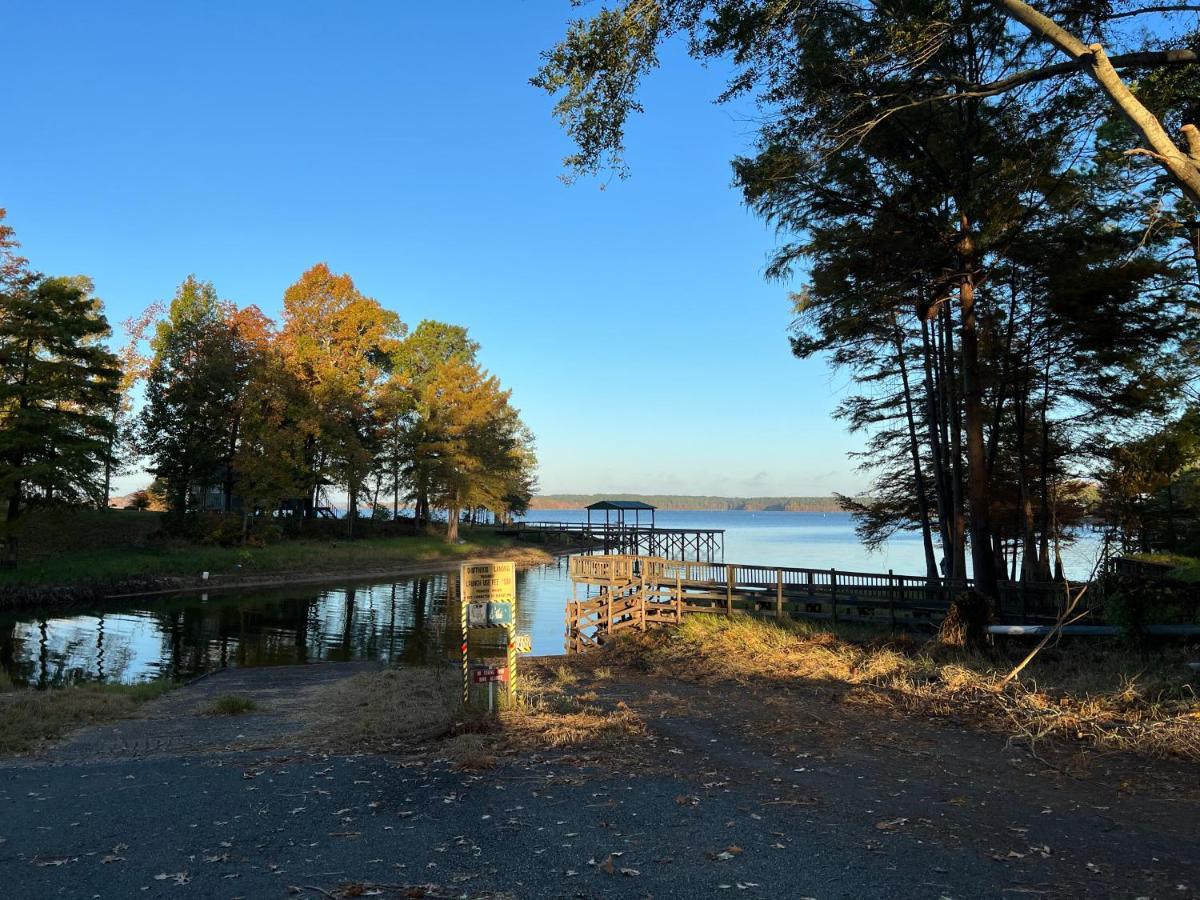 Driftwood Inn And Lodge By The Lake Zwolle Buitenkant foto